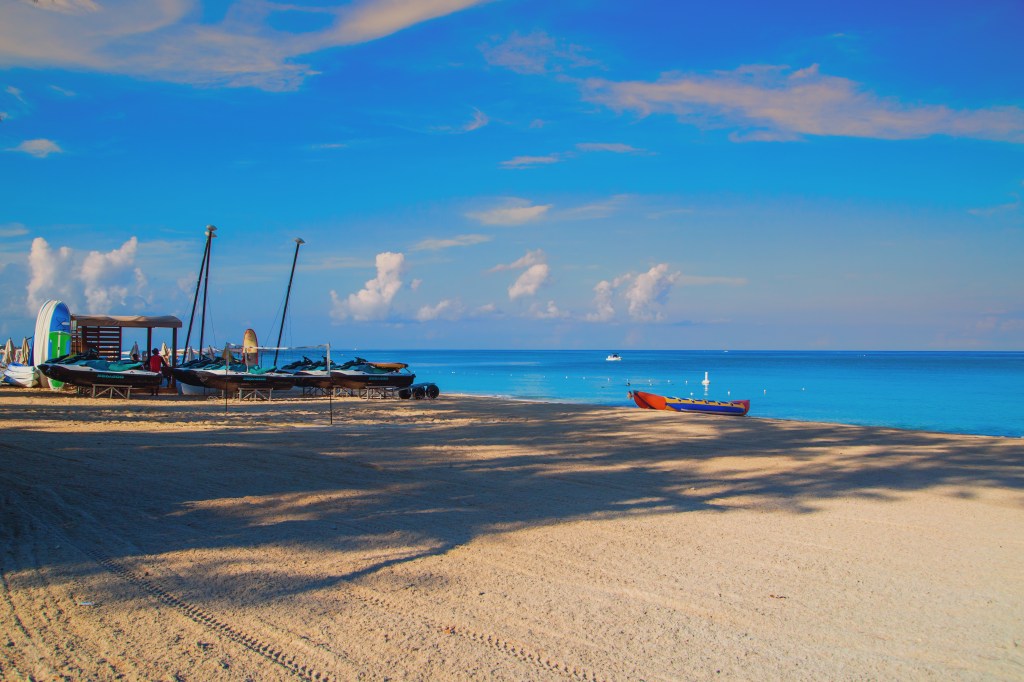 An image of the 7 mile beach in Grand Cayman