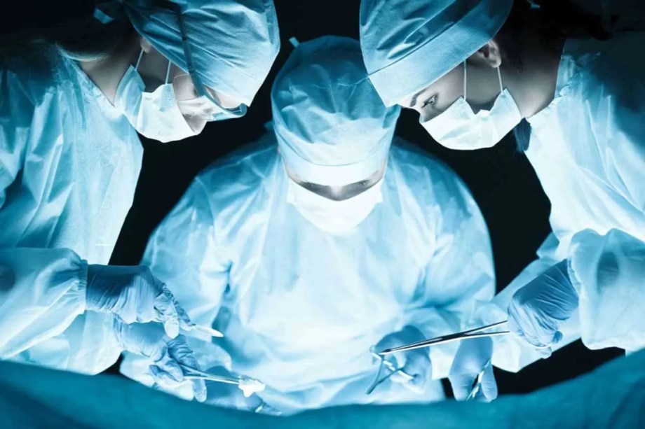 Image of 3 SMU students in an operating room