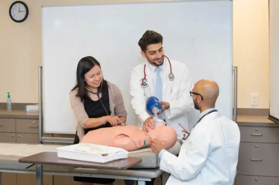 SMU medical faculty teach student how to incubate